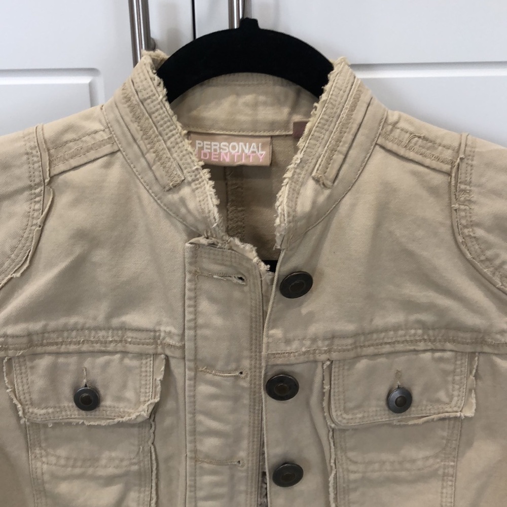 Woman’s tan crop jacket, Size M, Button down and bottom pockets - Picture 4 of 9
